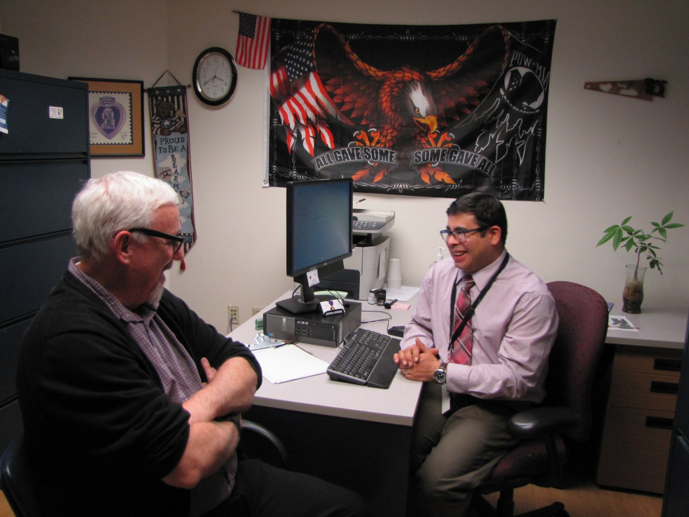 Image of Steven Armendarez counseling a Veteran on his benefits