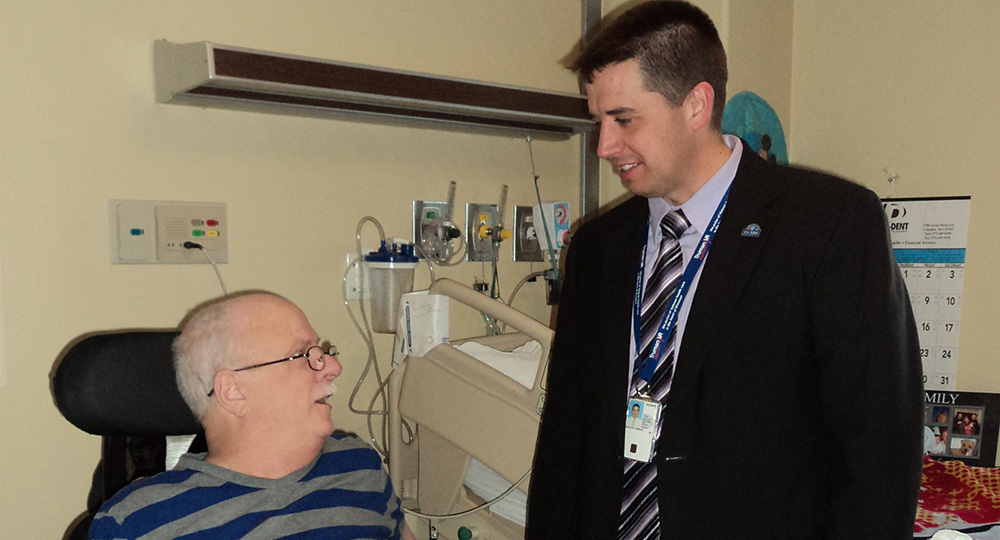 VAMC Director Isaacks visits with Veteran patient
