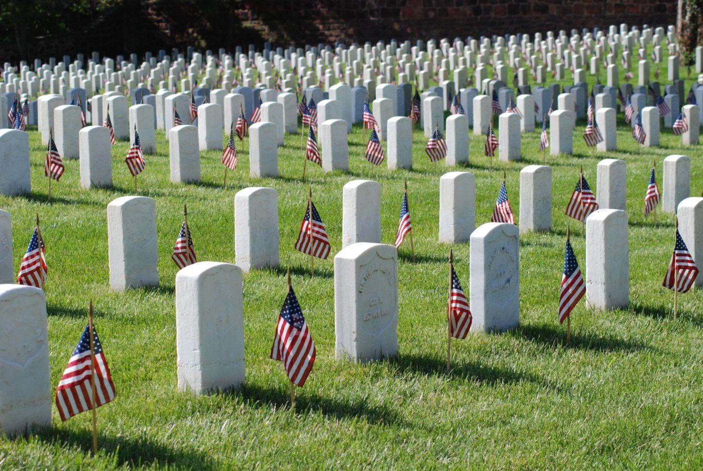 pic of gravesites with US flags