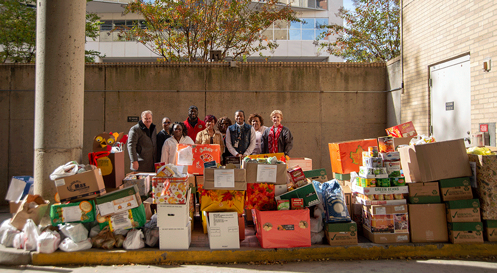 VA employees deliver Thanksgiving meals for Veterans