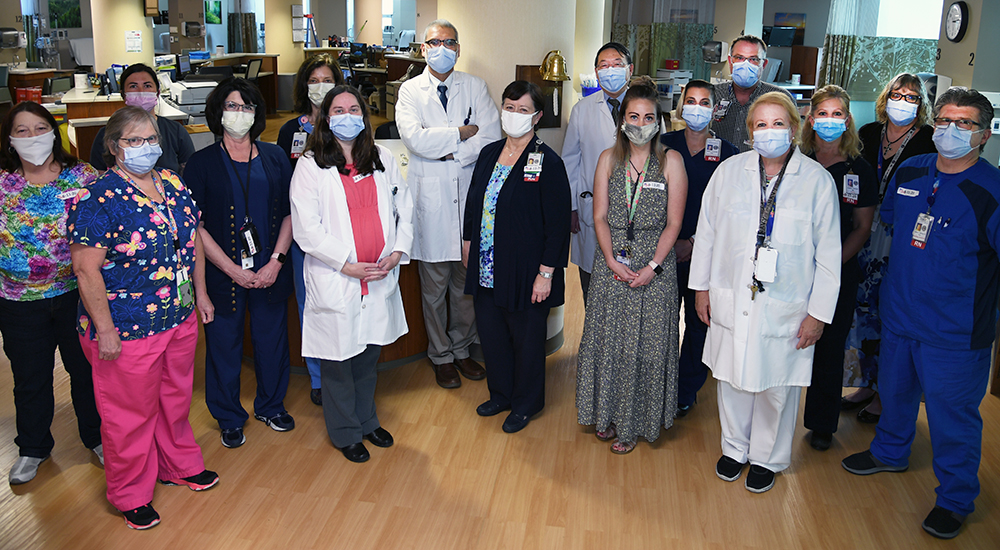 18 doctors and nurses wearing masks