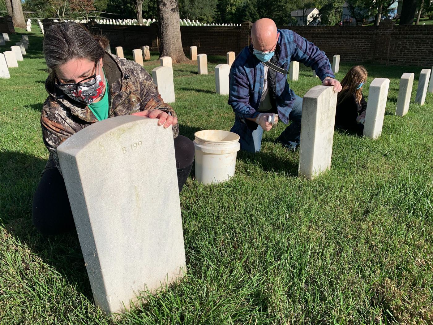 Volunteers return safely to national cemeteries during COVID-19