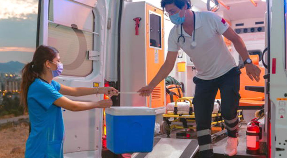 EMT hands nurse a kidney in a cooler