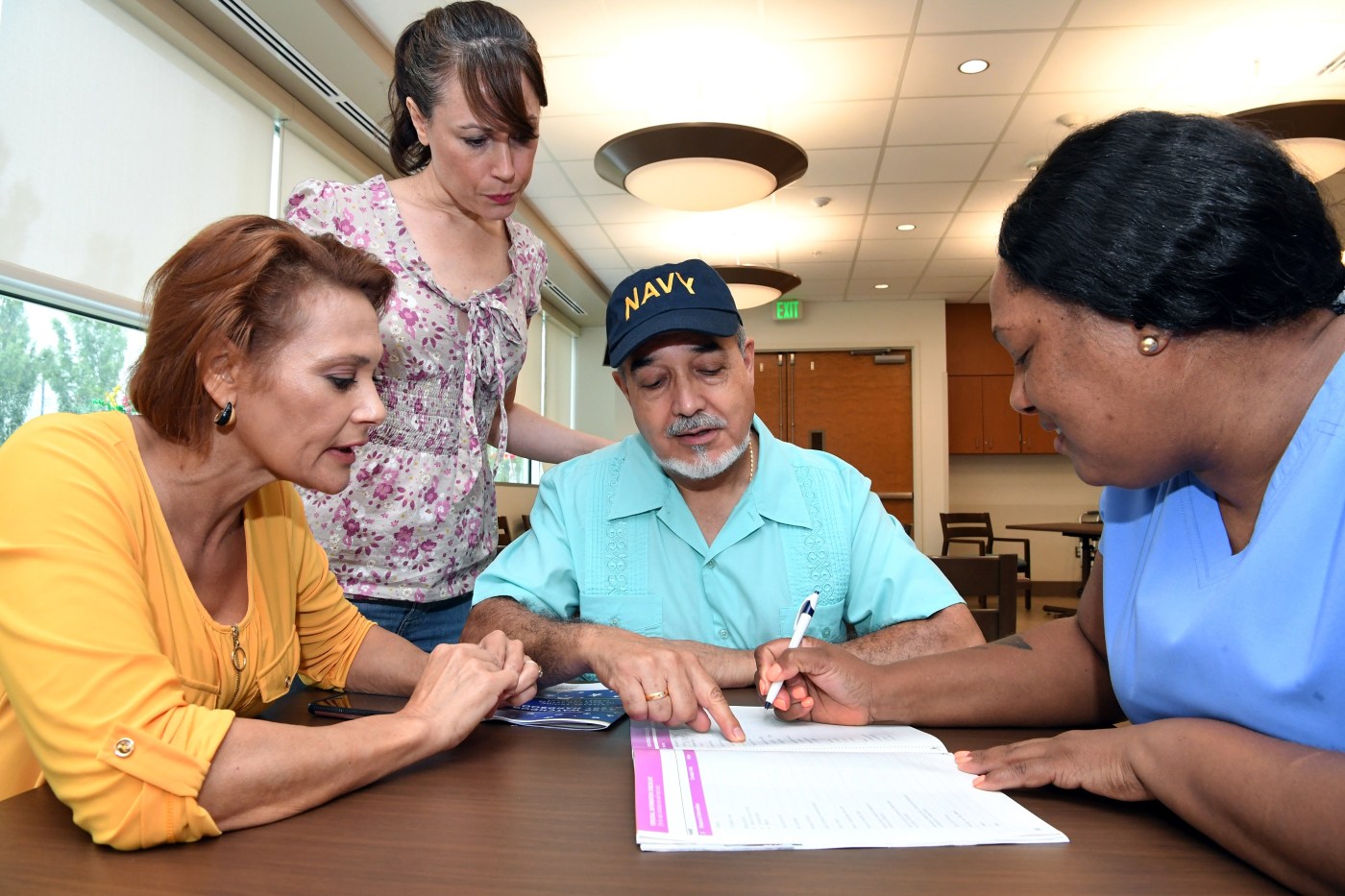 A family discusses the Resource Guide with a nurse.