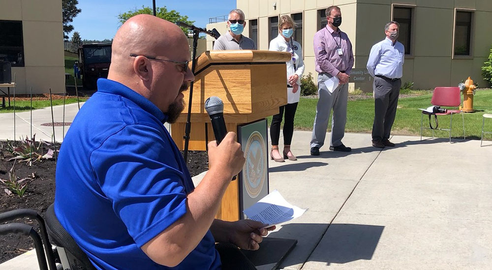 Paralyzed Veteran addresses a crowd