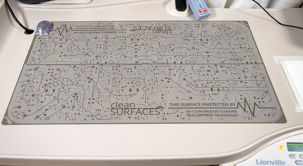 Self-cleaning table mat