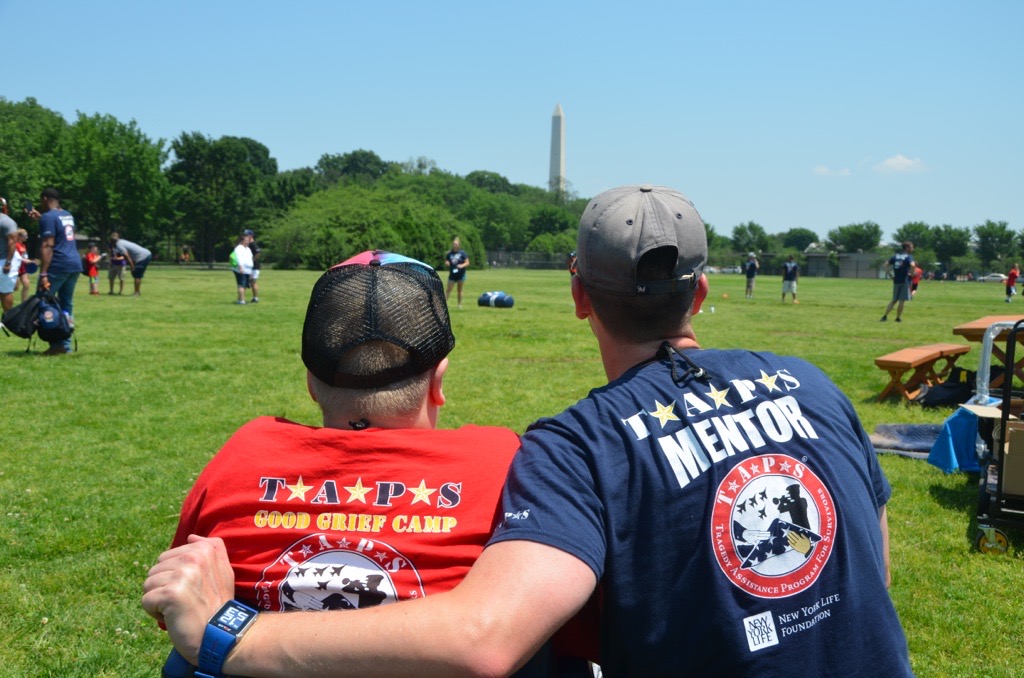 Mentor and child looking at Washington Monument