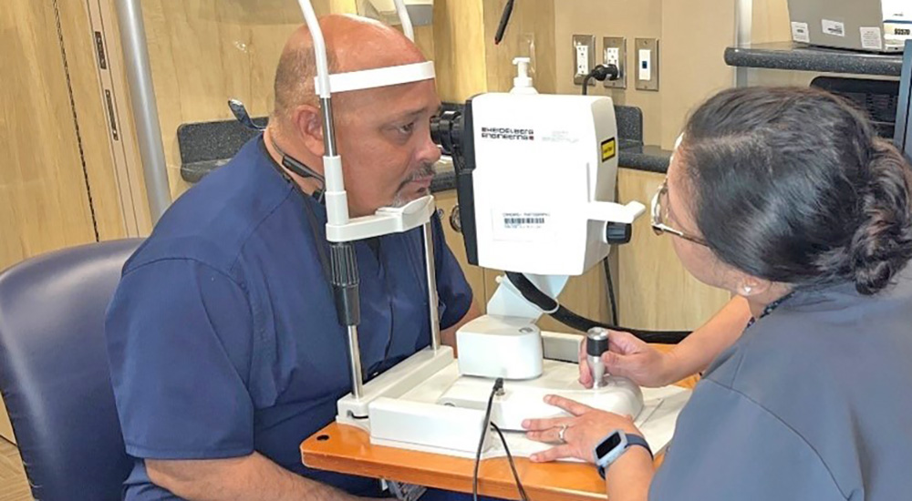 Eye care technician treats Veteran