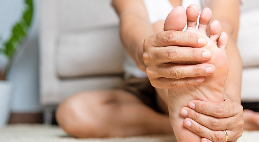 Hand holding foot on SmartMat