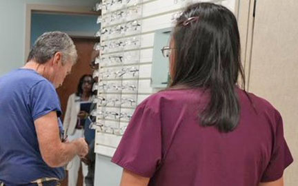 Ophthalmology technician assists Veteran