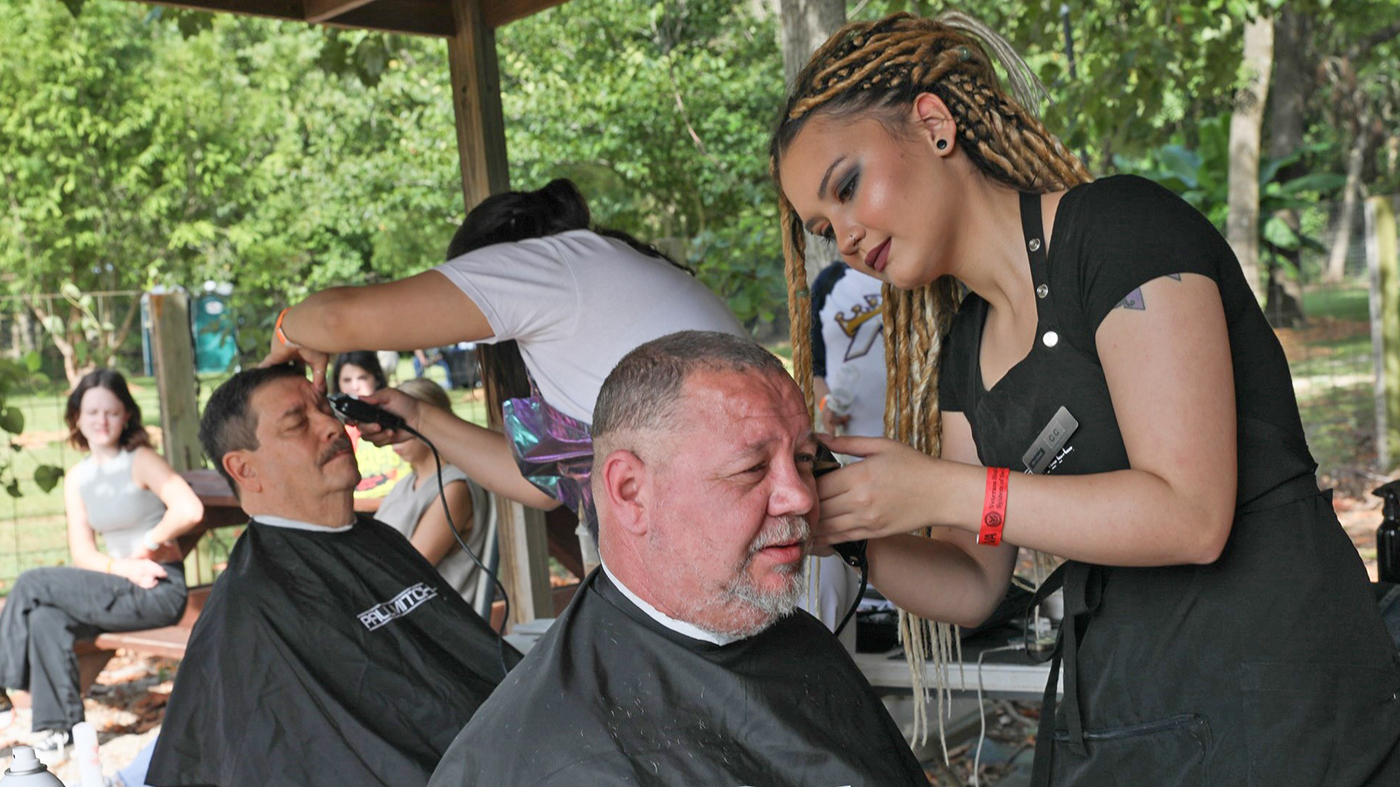 Veterans get haircuts at Health Summit