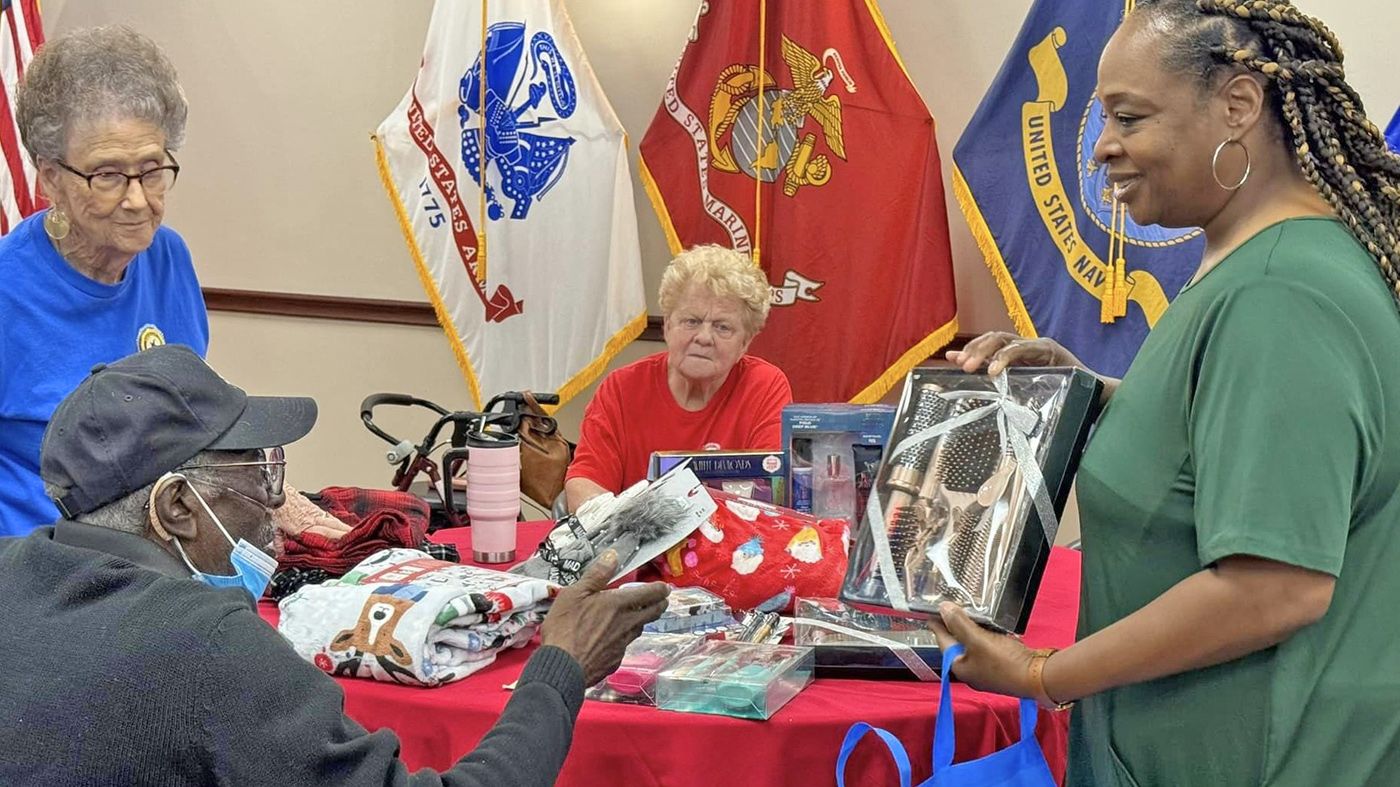 Mississippi VA volunteers host Christmas Shoppe for Veterans
