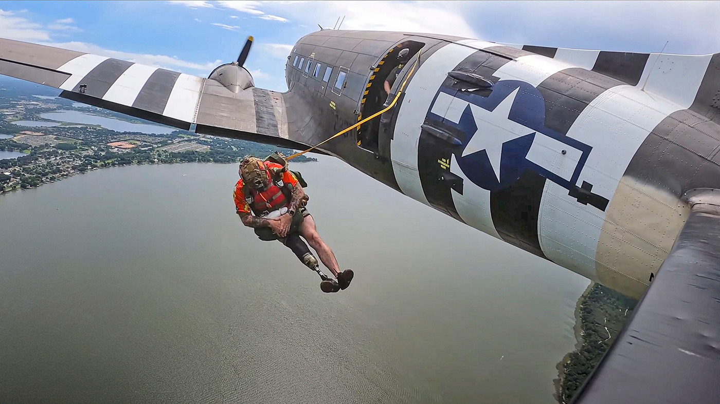 Veteran with prosthetic limb jumps from airplane