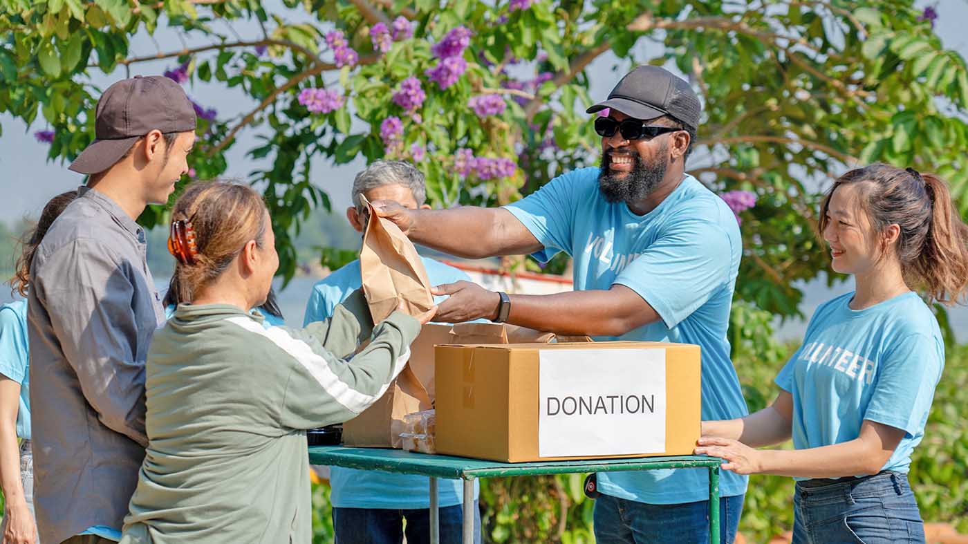 Volunteers hand out donations to food insecure Veterans