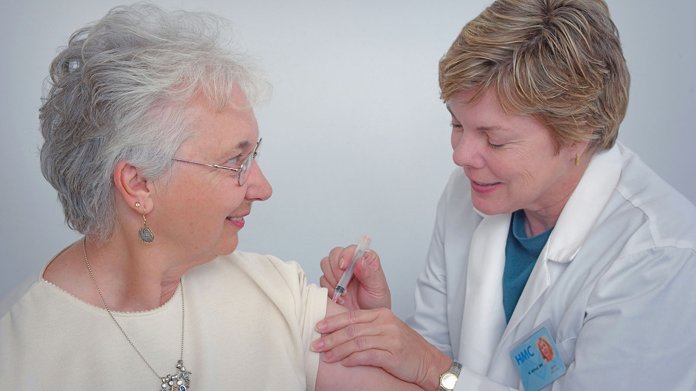 Female Veteran gets COVID vaccine