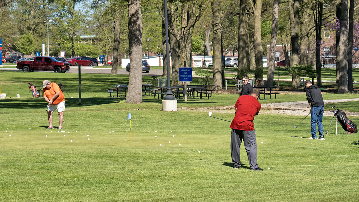 Veteran golfers tee it up at Battle Creek