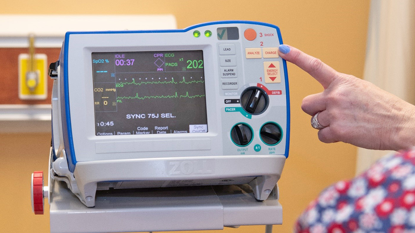 Defibrillation simulator provides life support training