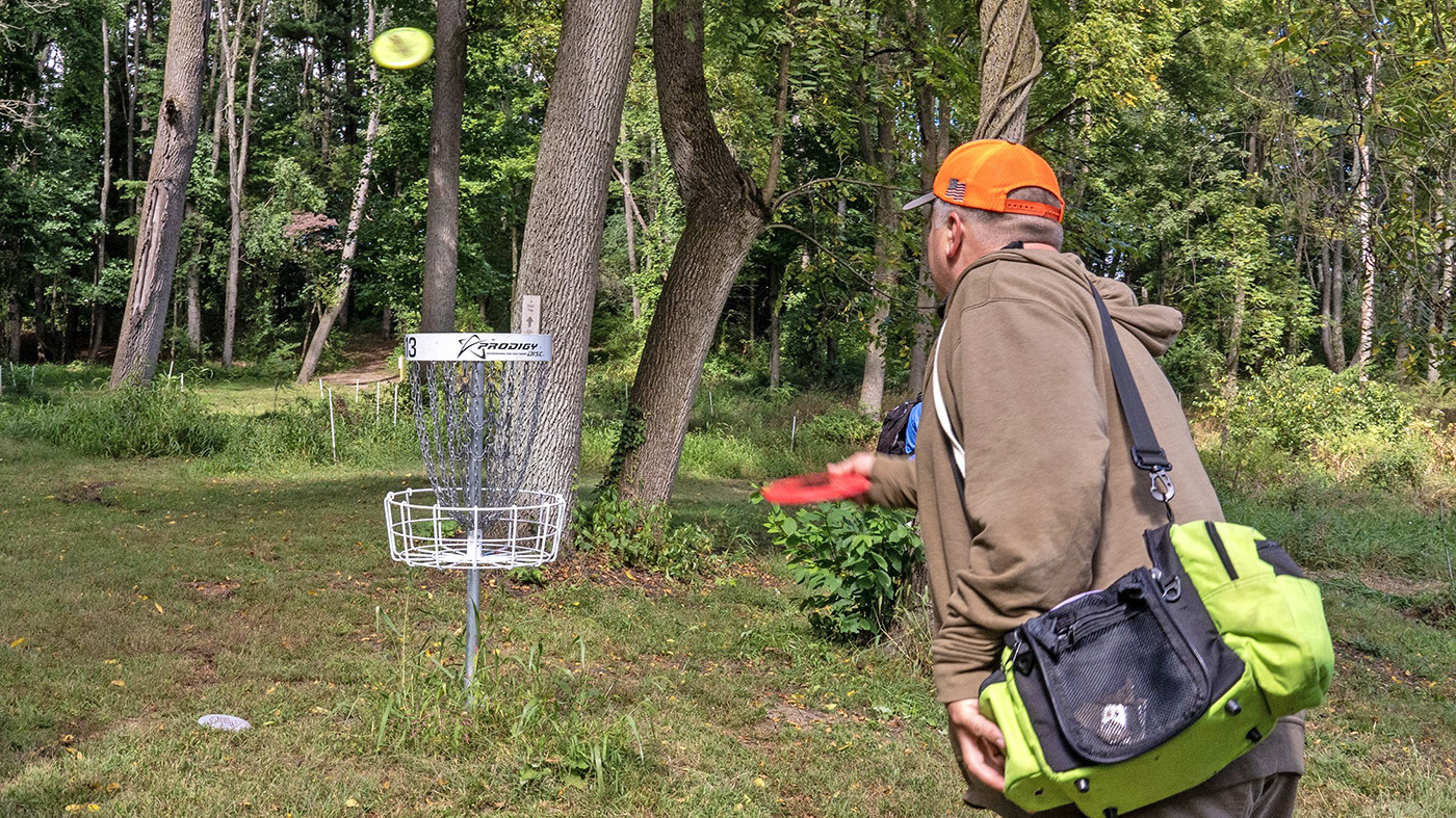 Battle Creek area Veterans go disc golfing