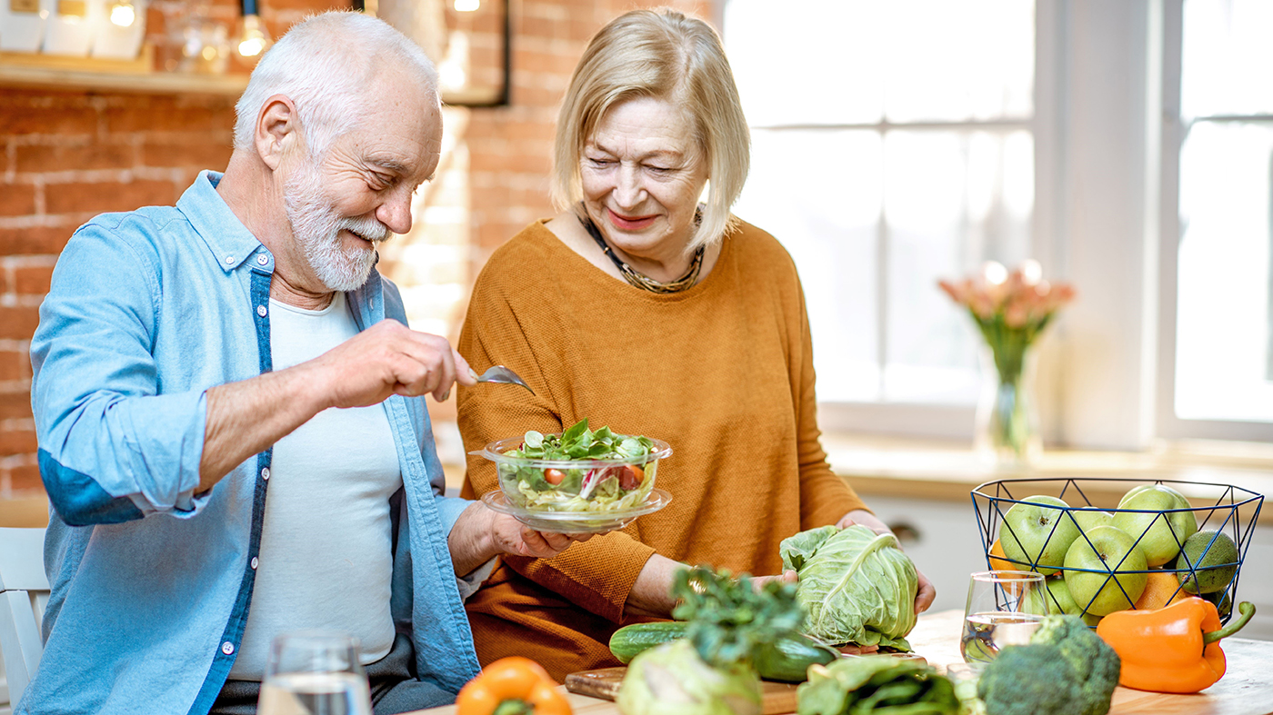 Couple eating salad; nutrition and immune system